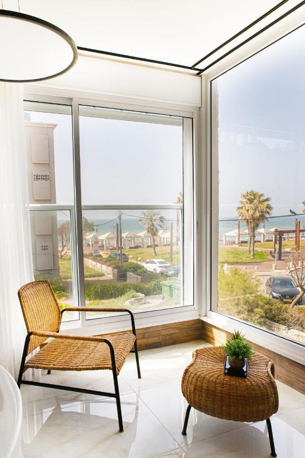 צימר על הים גקוזי ואירוח איכותי Oceanfront Beach House W Jacuzzi Χάιφα Εξωτερικό φωτογραφία